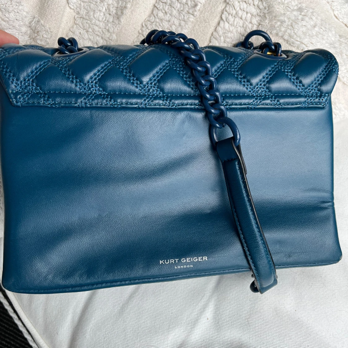 Blå quiltad axelväska från Kurt Geiger - 1