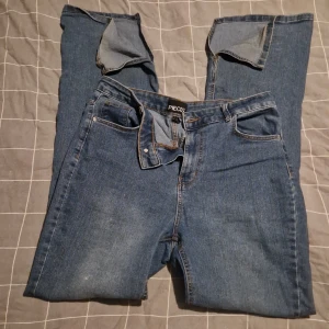 Blå jeans från Pieces, storlek XL - Jättefina jeans från pieces som har inte kommit till användning!💕 Storleken är XL men funkar om du har storlek 38/36!           och den är en high waist💕
