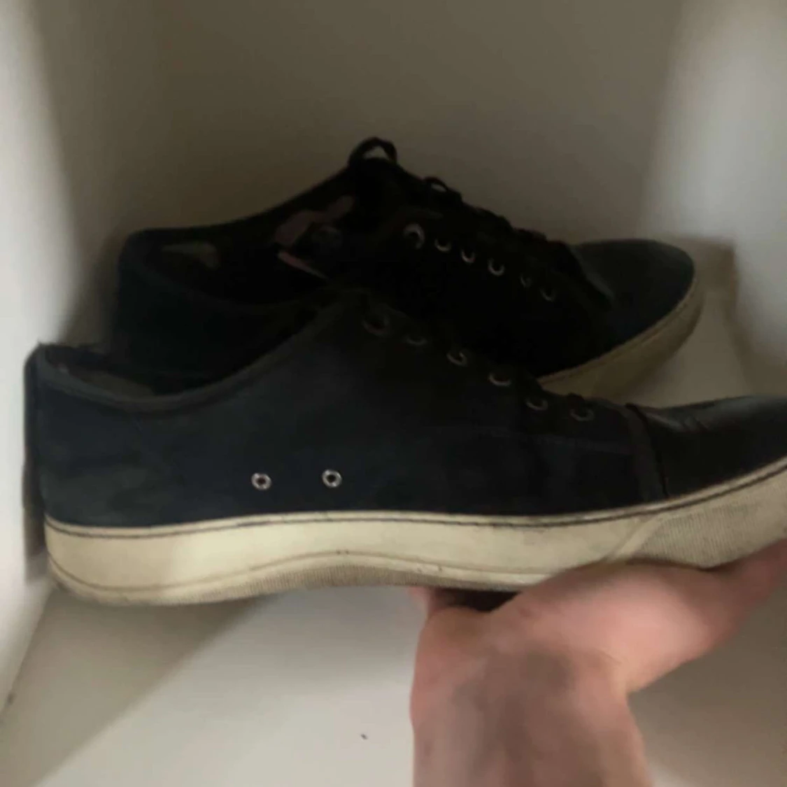 Svarta sneakers med mockadetaljer - 1