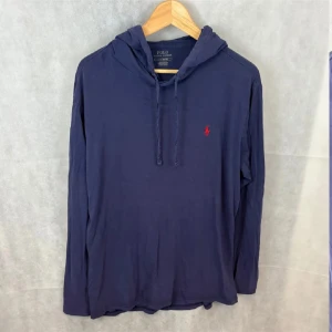 Ralph Lauren hoodie  - Fint skick! Modellen är 185 och bär L passar M