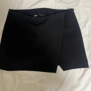 Svart kjol med insydda shorts från Zara - Jätte snygg och stilren kjol från Zara. Passar till allt, speciellt över en body