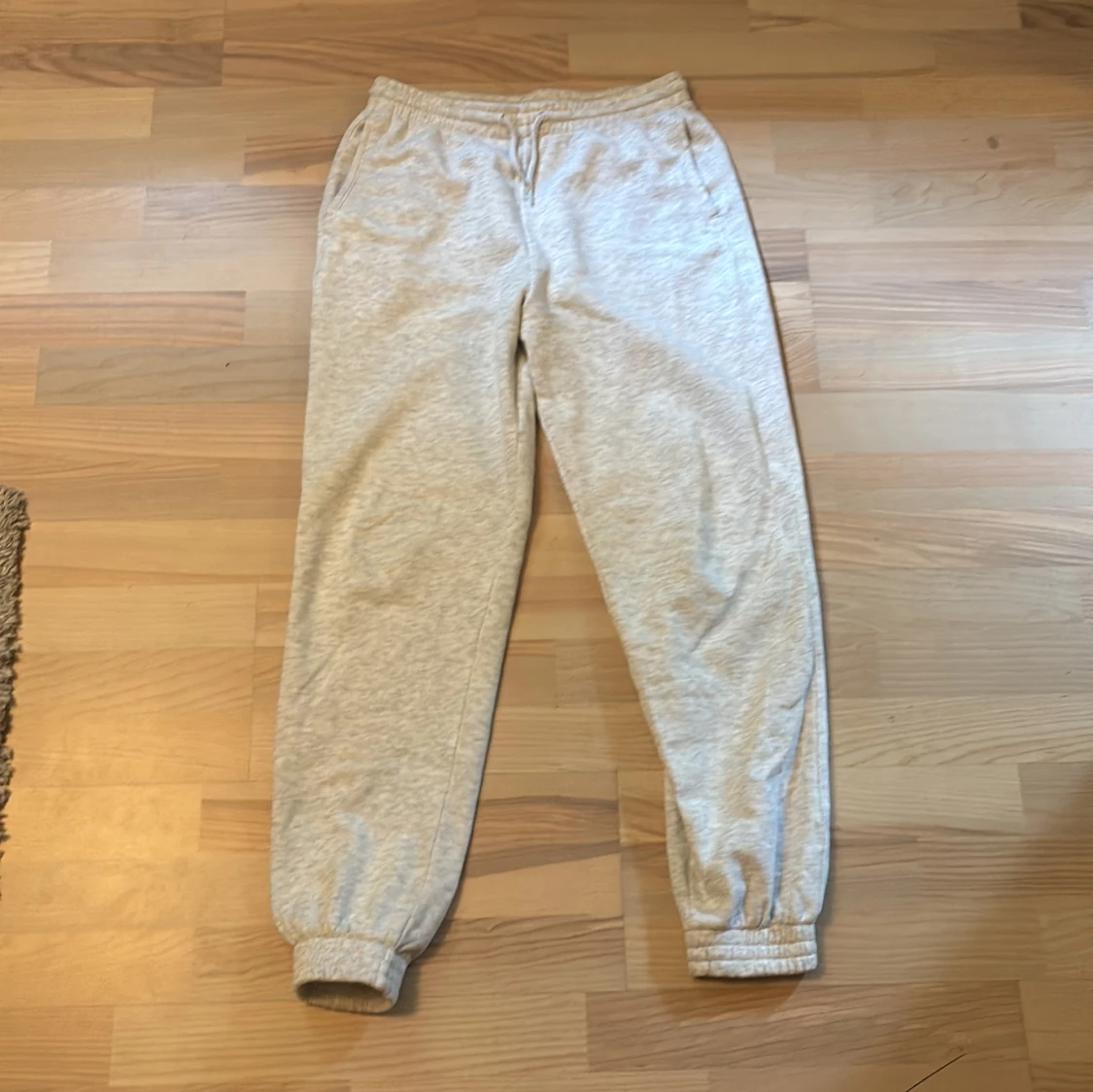Grå mjukisbyxor från H&M Basic S - 2