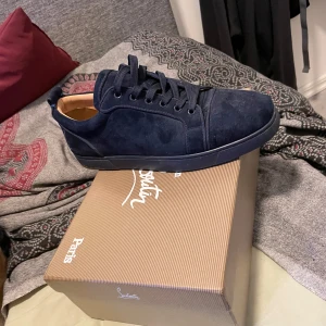Mörkblåa loubs  - Säljer dessa schyssta mörkblåa loubs i mycket gott skick, använda ett fåtal gånger men ser helt nya ut. Perfekt sko inför sommarn med riktigt go mocka. Storlek 44, pris kan diskuteras vid snabb affär😁 hör av er vid minsta lilla fundering!