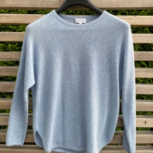 Blå kashmirtröja från Davida - Blå kashmirtröja från Davida. Modellen heter ” Cruved sweater ”. Mycket fint skick. Storlek S 😊 Viss prutmån finns.
