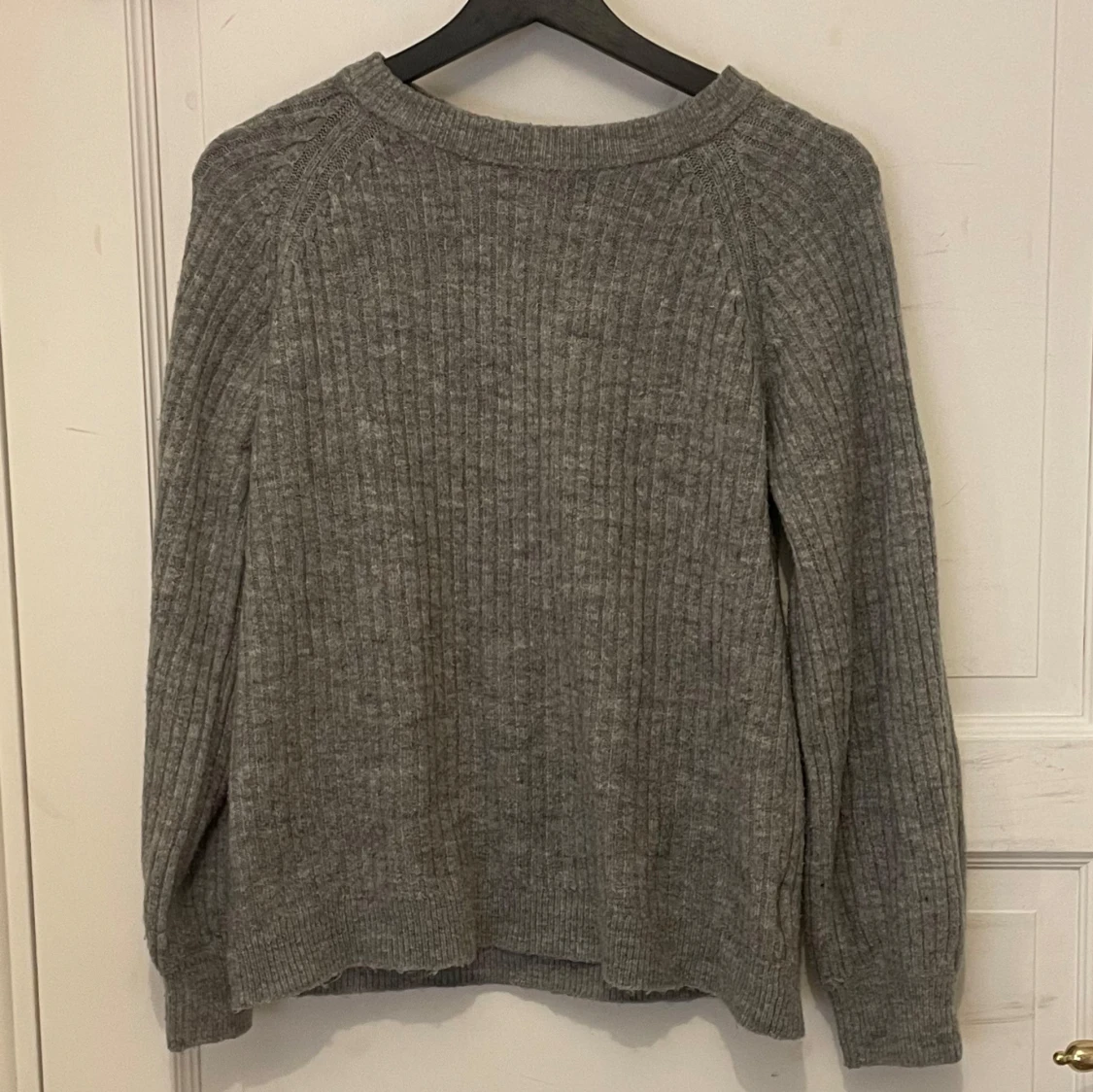 Grå stickad tröja - 1