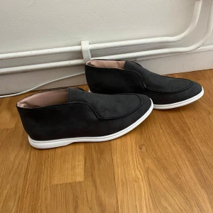 Höga loafers  - Säljer ett par höga tunna loafers storlek är oklart men ungefär 44-45 