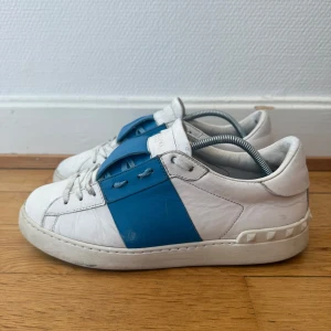 Valentino open sneakers - Säljer nu dessa fina valentino open skor | Använt skick men fortfarande fina | Storlek 39 | Kvitto finns som intygar äktheten | Hör gärna av er vid frågor eller funderingar 