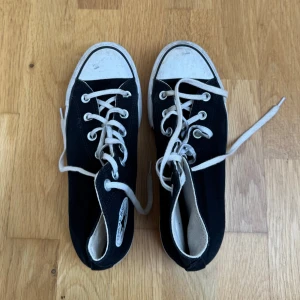 Converse - Snygga converse med platå sula. Lite smutsiga men försvinner garanterat i tvätten. Lite stor i storleken, passar mig perfekt som brukar ha 38 i vanliga fall 🖤