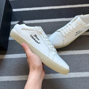 Saint Laurent SL/06 Court Classic - Vit - Tjena! Säljer dessa riktigt snygga YSL Saint Laurent skorna. Nya, medföljer allt OG, såsom dustbag, kort, box. Storlek 44, men hade passat 43 bättre. Vid frågor kontakta gärna!