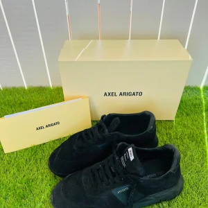 Axel arigato skor  - Riktigt snygga dojor som är sparsamt använda- nypris 2500kr- kommer med allt og- kan gå ner i pris vid snabb affär 🤩