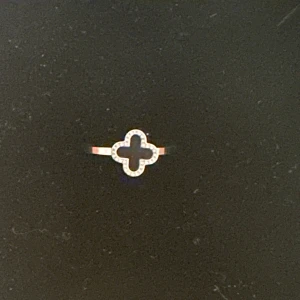 Ring - Säljer dessa 4 superfina ringqr i silver då jag inte använder silver. De är helt oanvända och är gjorda i rostfritt stål. 💕