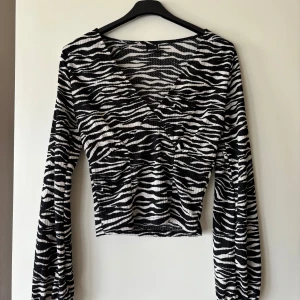 Zebramönstrad topp från Gina Tricot stl XS - Zebramönstad topp från ginatricot stl XS. Använd endast 1 gång så i fint skick’ 
