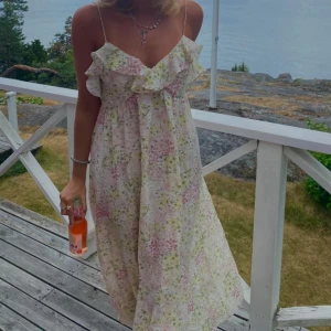 Lång klänning  - Super fin lång klänning med blommor och volang kant😻
