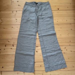 Linnebyxor - Grå/gröna linnebyxor från river island, står strl 10 men skulle bedöma som xs💕💕midja rakt över 36/37cm, innerbenslängd 78cm💕