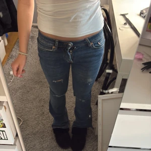 Snygga jeans! - Säljer dom här as snygga blåa jeansen med slitningar jag har gjort själv! Dom är lågmidade och super snygga💞