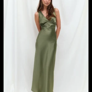 Långklänning i satin - Jättefin klänning från Gina tricot! Oanvänd och slutsåld på hemsidan 