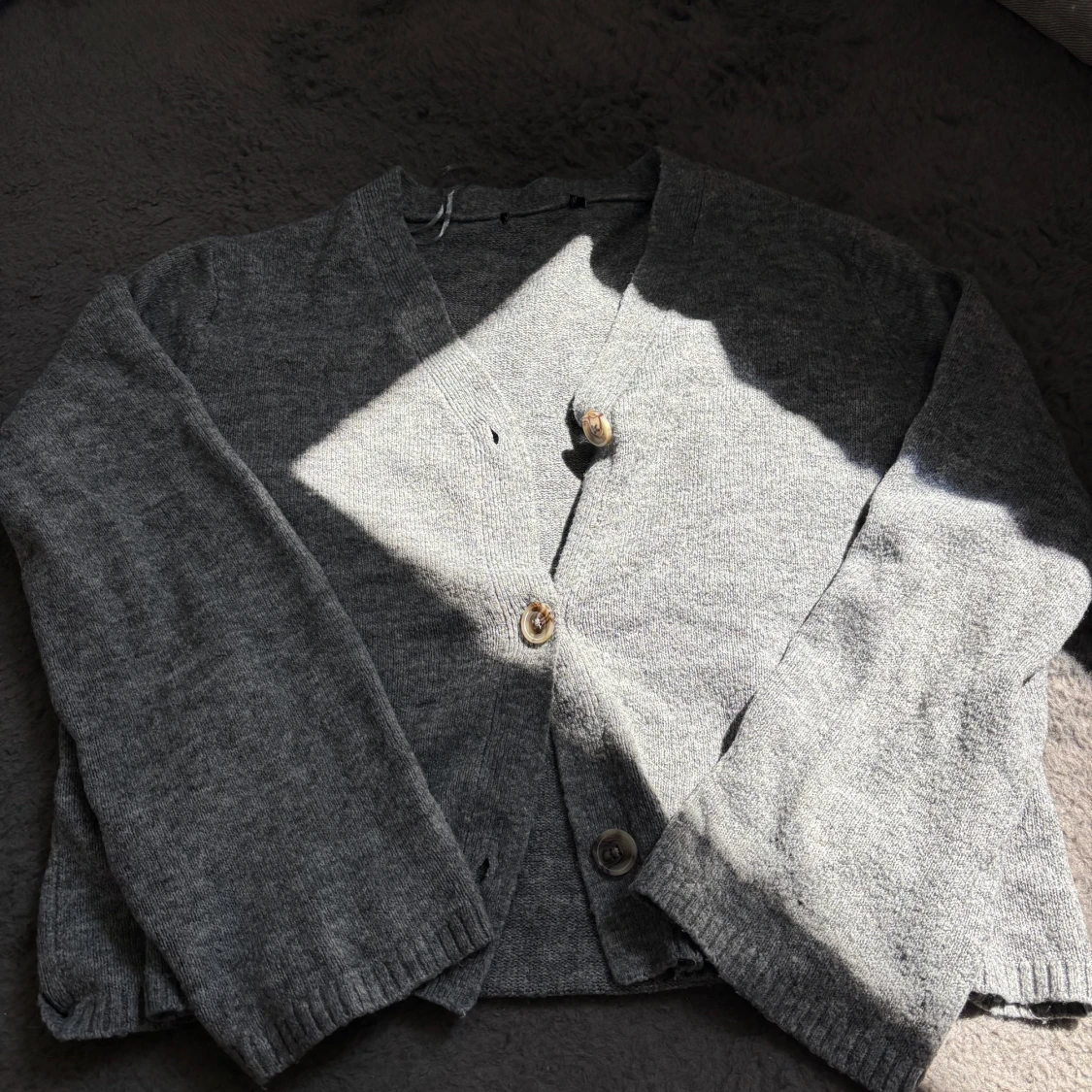 Grå kofta med knappar