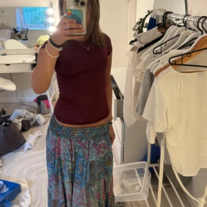  långkjol  - Långkjol i tunt material, de står ingen storlek men passar mig som har xs/s skulle tro att den även passar dig som har storlek M. Kjolen är köpt i Grekland.