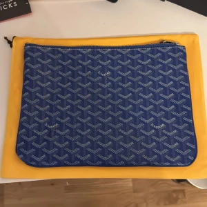  Go y Datorfodral/väska  - Blå go y datorfodral/väska helt ny kommer med dustbag Storlek 20x27. Priset är diskuterbart. 😊