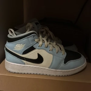Jordan 1 - Säljer mina skor då de blivit för små! Storlek 37,5. Knappt använda, köpa på en pop up butik för 2 år sen. Snabb leverans = pris kan diskuteras