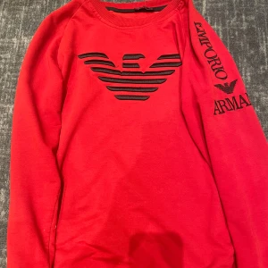  Emporio Armani EA7 Tröja - Köpte tröjan men den var liten på mig. Den är nästan oanvänt och skön. Billig pris för att jag dka flytta och har it plats för mer kläder.