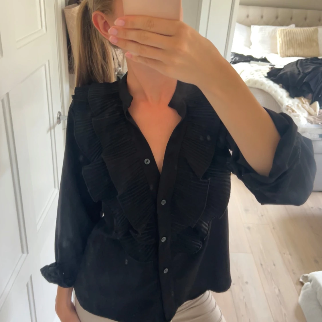 Svart blus med volang från Chancer