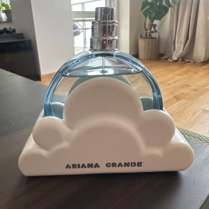 Ariana Grande Cloud parfym - Superfin parfym från Ariana Grande i modellen Cloud. Flaskan är rund med blått glas och har en unik vit molnformad bas. Snygg och lekfull design som sticker ut på hyllan. Perfekt för dig som gillar söta och fräscha dofter.