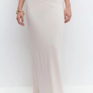 Ljusbeige långkjol från Gina Tricot - Superskön och stilren ljusbeige långkjol från Gina Tricot. Kjolen är i mjukt material med elastisk midja och rak passform. Perfekt att styla med en enkel topp eller stickad tröja. Modellen heter Soft touch maxi skirt i färgen Turtledove.