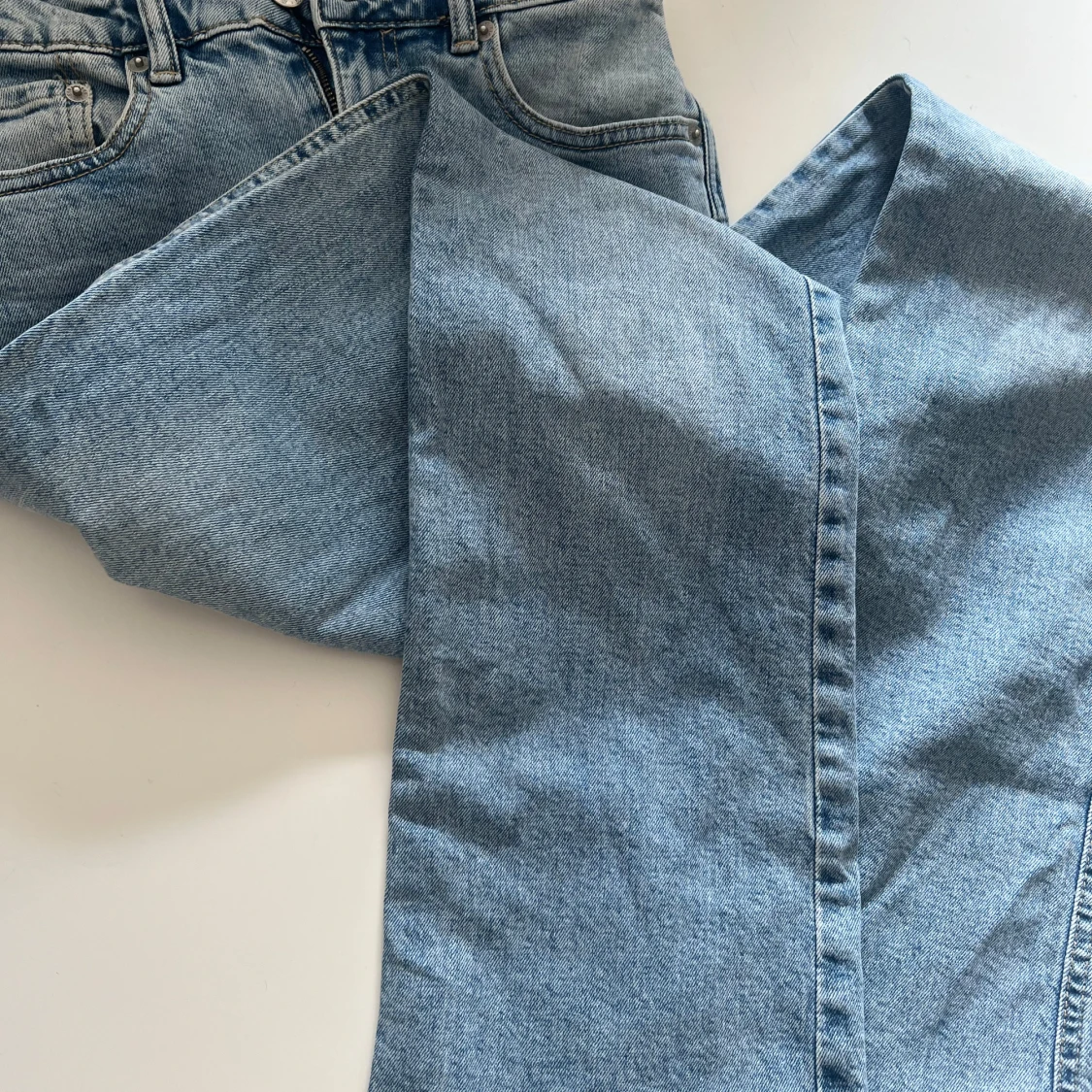 Ljusblåa bootcut jeans med fickor - 1