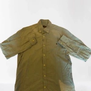 Ljusblå skjorta från Morris  - Säljer en klassisk ljusblå skjorta från Morris i storlek S. Skjortan har button down-krage, långa ärmar och stängs med ljusa knappar framtill. Köpt för 1399kr! Pris går att diskutera!