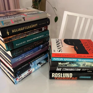 Bokpaket: Spänning, mysterier och romaner - Ett spännande bokpaket med deckare, thrillers och romaner från populära författare. Perfekt för dig som gillar mysterier, action och starka berättelser. Upptäck nya favoriter och förlora dig i fängslande historier!
