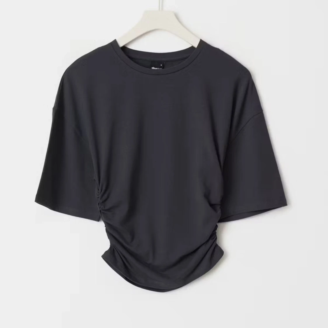 Soft touch ruched tee Gina tricot