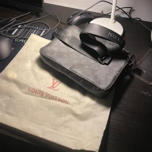 lv väska - lv väska. Bra kvalitet. Obs den lilla väskan följer nt med