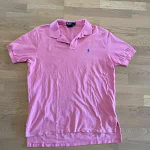 Rosa pikétröja från Ralph Lauren - Väl använd men inga fel