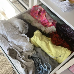 Kjolar och shorts - Säljer så mycket fina kjolar och shorts som passar mig som har S/34💕priset varierar och är diskuterbart så kom privat om du är intresserad av någon speciell, men de kostar från 90-200 ❤️ har egna annonser på dom flesta med flera bilder men finns det inte är det bara att fråga!!