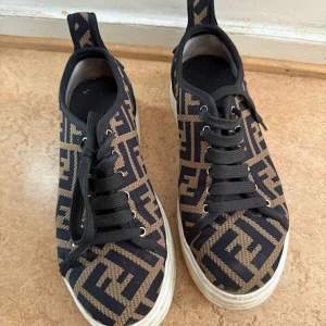 Fendi sneakers - Fendi skor, köpta från MyTheresa för 659 euro.  Kvitto finns på mail om så önskas. Testade och använda en gång.
