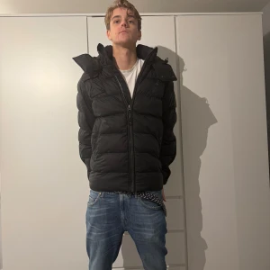 G-star Raw jacka - Tjenare! Säljer den här stilrena g-star Raw jackan. Skick 7/10 då den har en lite defekt på bröstet men märks inte jättemycket. Perfekt till vintern men även hösten. Hör av er vid fler frågor eller funderingar. Mvh