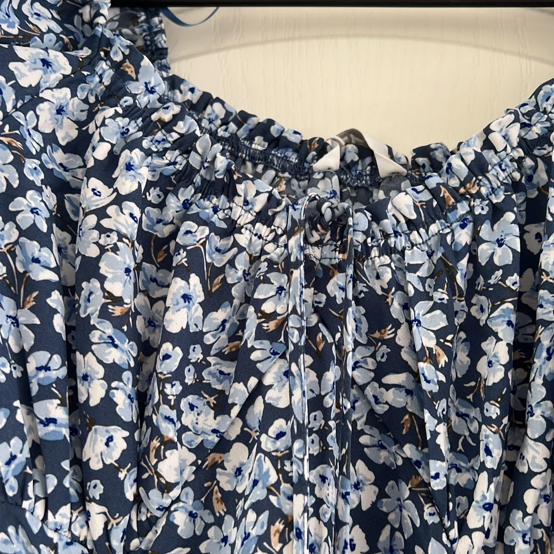 Blommig blå klänning med puffärm - 3