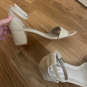 Klackar från Nelly  - Säljer dessa snygga klackar från Nelly, priset ligger på 199 då dom är relativt nya och i nästan nytt skick.