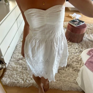 Vit klänning med broderi - Superfin klänning från Superdry med fint broderi nertill. Sitter uppe jättebra och är superskönt!