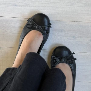 Svarta ballerina skor  - Sjukt söta ballerina skor! Kolla in min profil och följ för fler plagg🙌