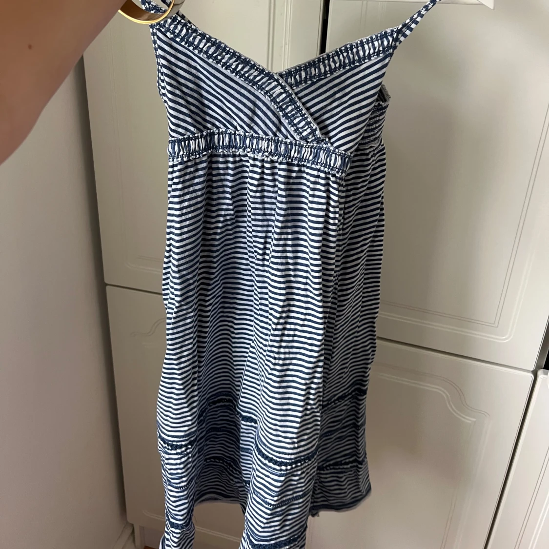 Randig blåvit sommarklänning