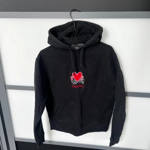 Axel Arigato/Keith Haring hoodie - En hoodie från Axel Arigato och Keith Haring.