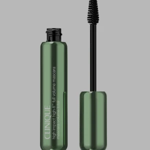 Clinique High Impact Mascara - Volymgivande mascara från Clinique i en snygg grön metallisk tub. Borsten är tät och svart, perfekt för att skapa fylliga och separerade fransar. Ger intensiv svärta och dramatisk effekt till dina ögonfransar.