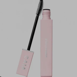 CAIA Romantique Mascara rosa - Säljer en CAIA Romantique mascara med snyggt ljusrosa fyrkantigt hylsa och silvrig text. Borsten är böjd för att ge volym och separera fransarna. Perfekt för dig som vill ha långa och fylliga fransar med en stilren look.