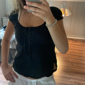 Vintage svart topp - Svart topp med tunt material och fina detaljer, är för liten på mig så måste sälja. Strl 36 🩷