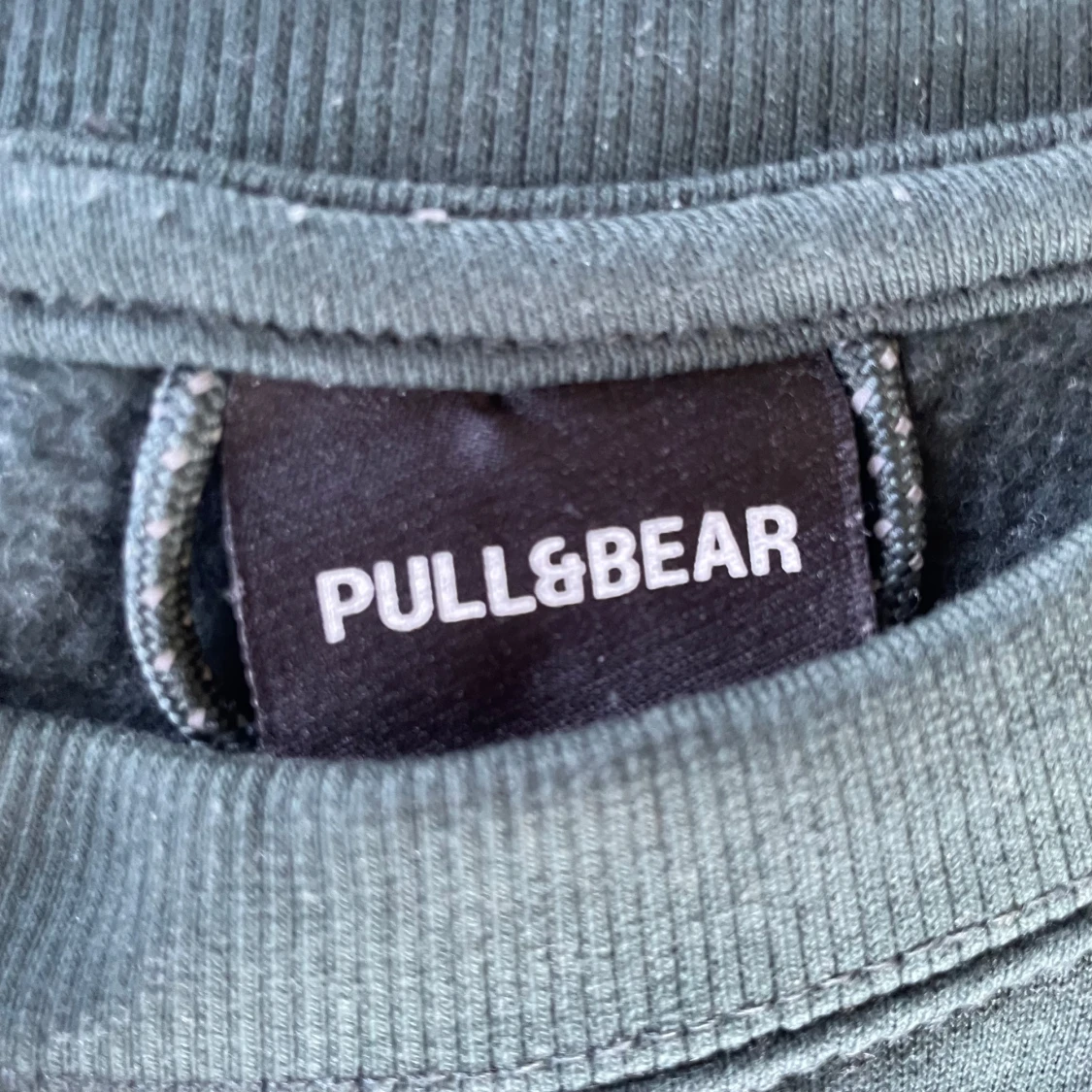 Mörkgrön sweatshirt från Pull&Bear - 2