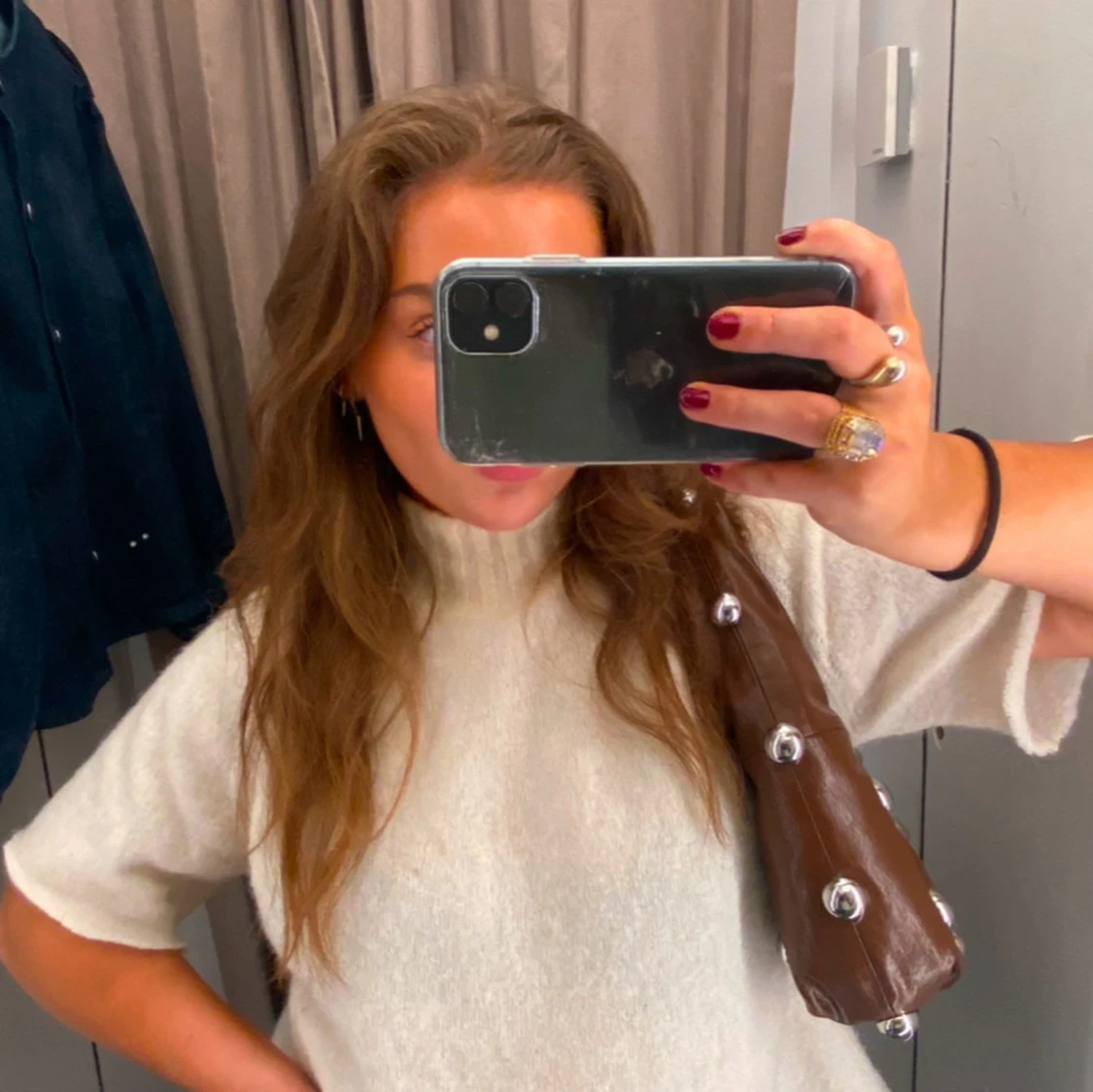 Brun axelväska med silvriga nitar - 3