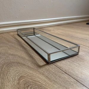 Spegelbricka - Rektangulär bricka i glas/metall. 40 cm lång, 12 cm bred och 3 cm hög.
