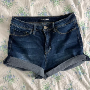 Mörkblå jeansshorts från Fashion Nova - Snygga mörkblå jeansshorts från Fashion Nova. Står ej storlek men skulle säga att dem sitter som S/36. 